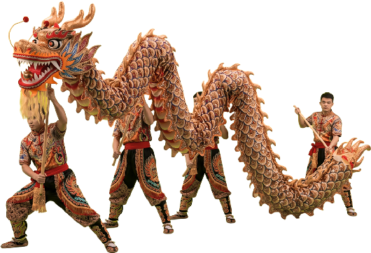 personas sosteniendo un dragon