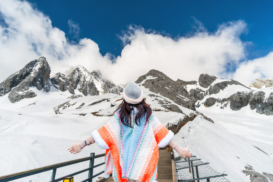 persona observando la nieve en las montanas